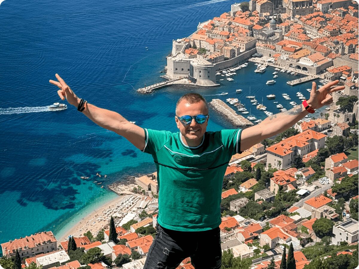 Dubrovniku-cietoksnis-no-augsas-Horvatija.jpg