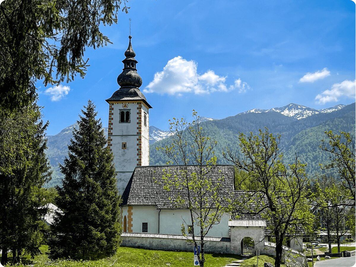 bohinj-ezers-mostnica-pargajiens-kalnu-skati-slovenija.jpg