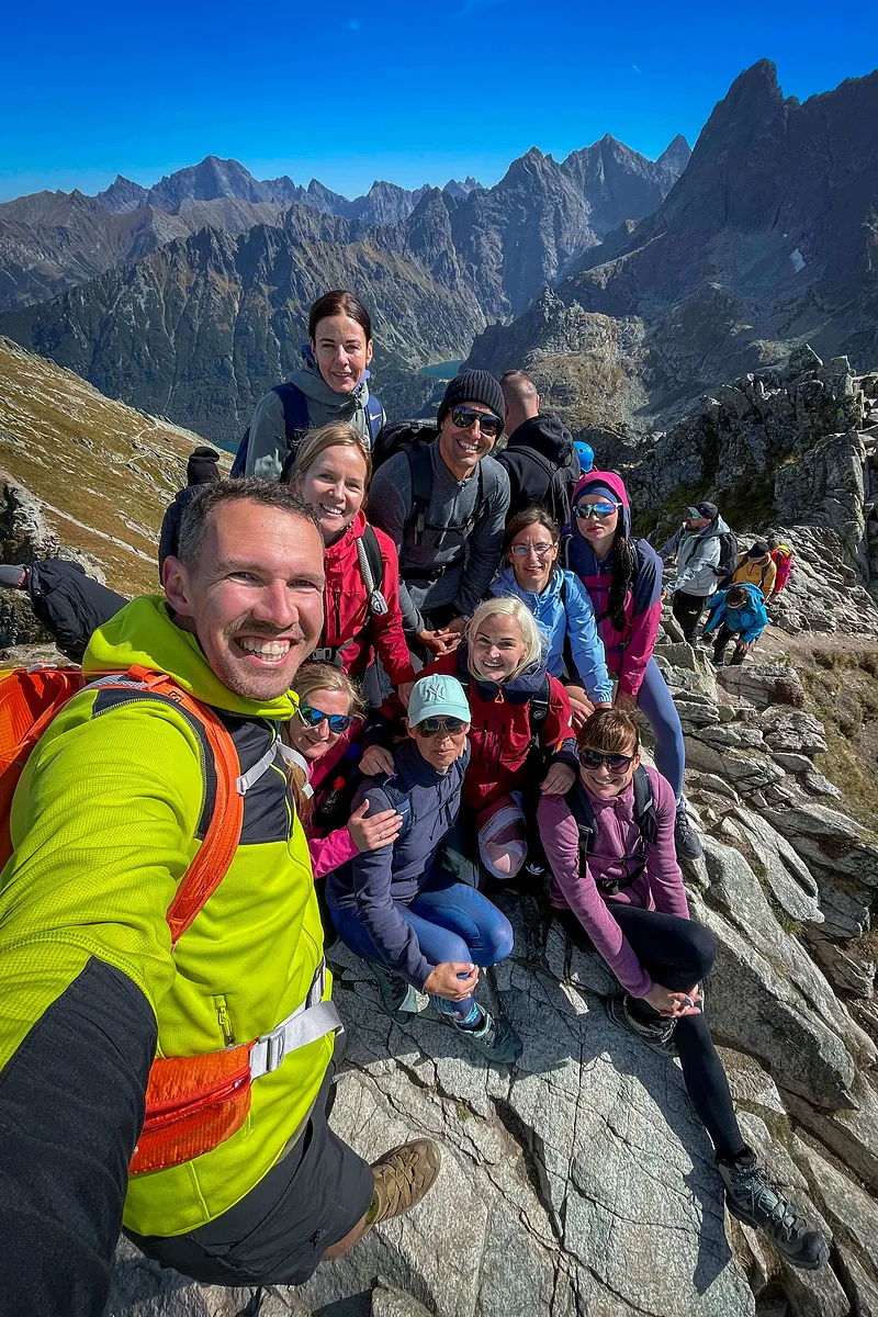 IZIPIZI Travel ceļotāju mazā grupa pārgājienā kalnos.