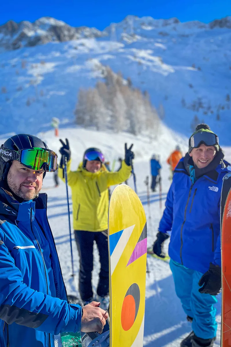 IZIPIZI Travel ceļotāji aktīvi piedzīvo dabu ceļojuma laikā.