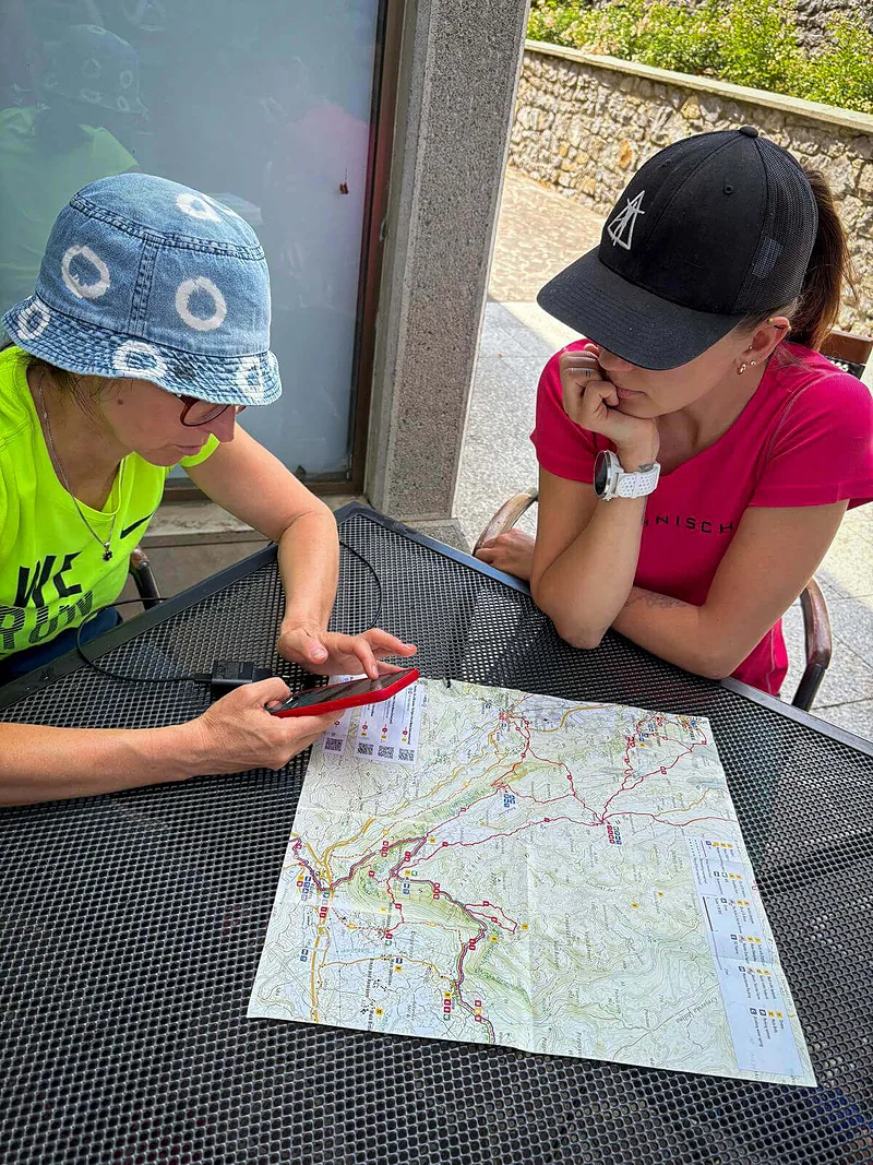 IZIPIZI Travel ceļojuma vadītājs kopā ar grupu gatavojas aktīva ceļojuma dienai.