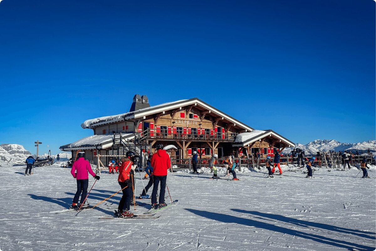 Kalnu_kafejnica_Megeve_sleposanas_trases.jpg