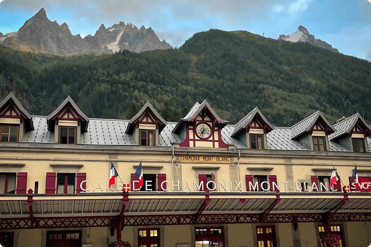 Chamonix-Mont-Blanc vilciena stacija ar Monblāna kalniem fonā
