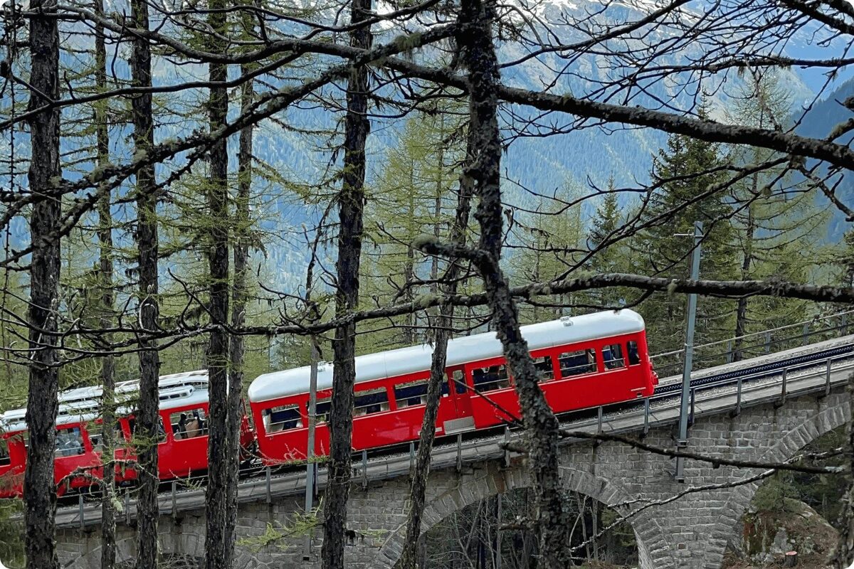 Sarkanais kalnu tramvajs Montenvers maršrutā, dodoties uz Mer de Glace ledāju, Šamonī reģionā