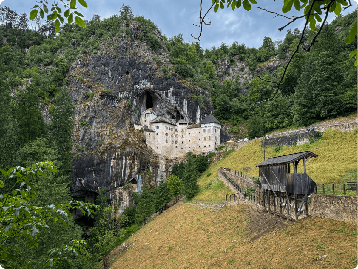 via-dinarica-slovenia-predjama-pils.png